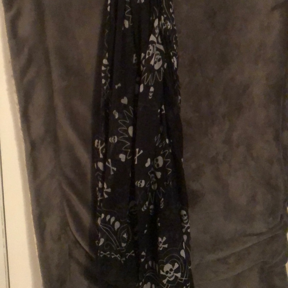 Skeleton scarf